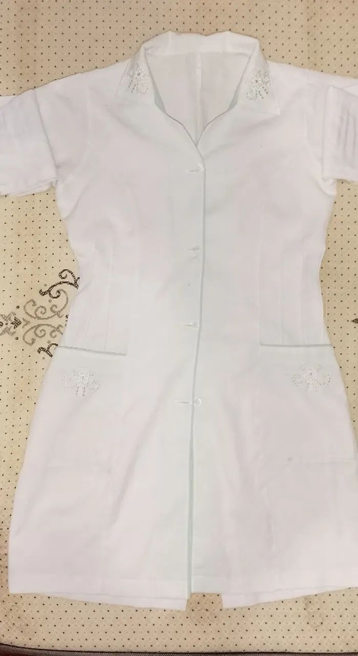 VENDO JALECO BORDADO 