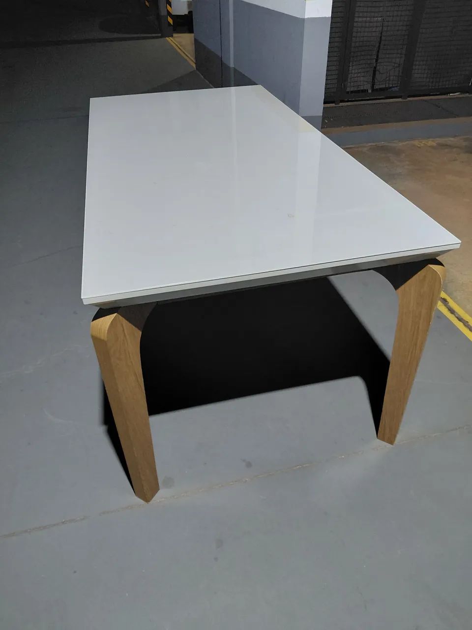 Mesa de madeira com tampo madeira/vidro  - Foto 3