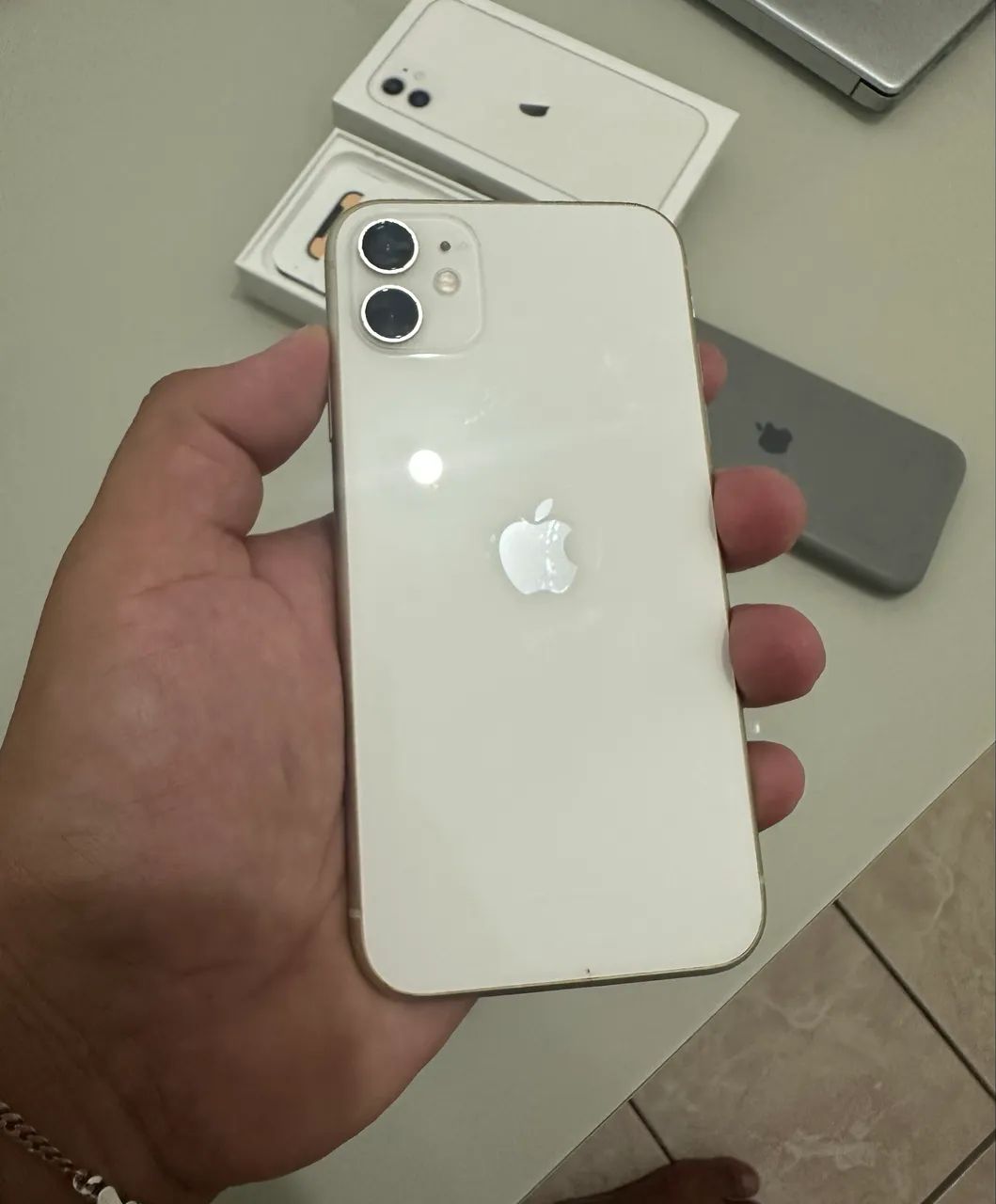 iPhone 11 64 GB semi novo com Caixa