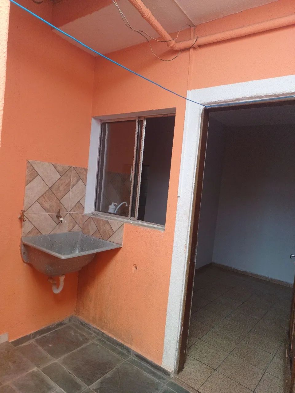 Aluga-se casa com três cômodos.