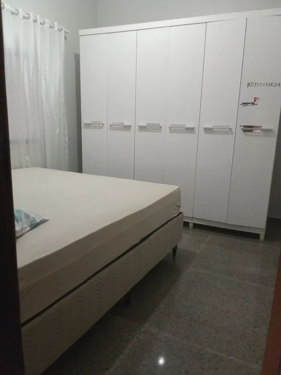 Alugo casa três quartos ,águas claras 