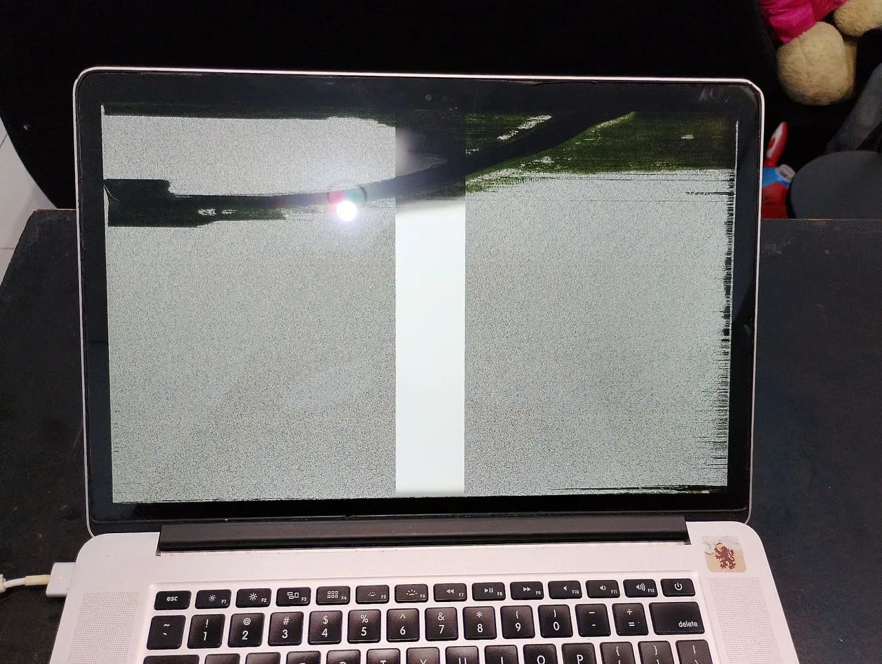 MacBook pro tela danificada. Funcionando com 2 tela - Foto 2