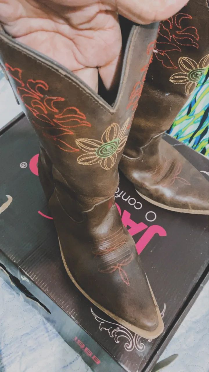 Bota de couro bem conservada