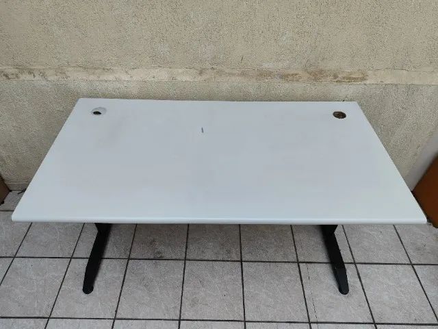 Mesa de Escritório Grande Retangular Branca com Pés de Ferro - 1,40m - Foto 2