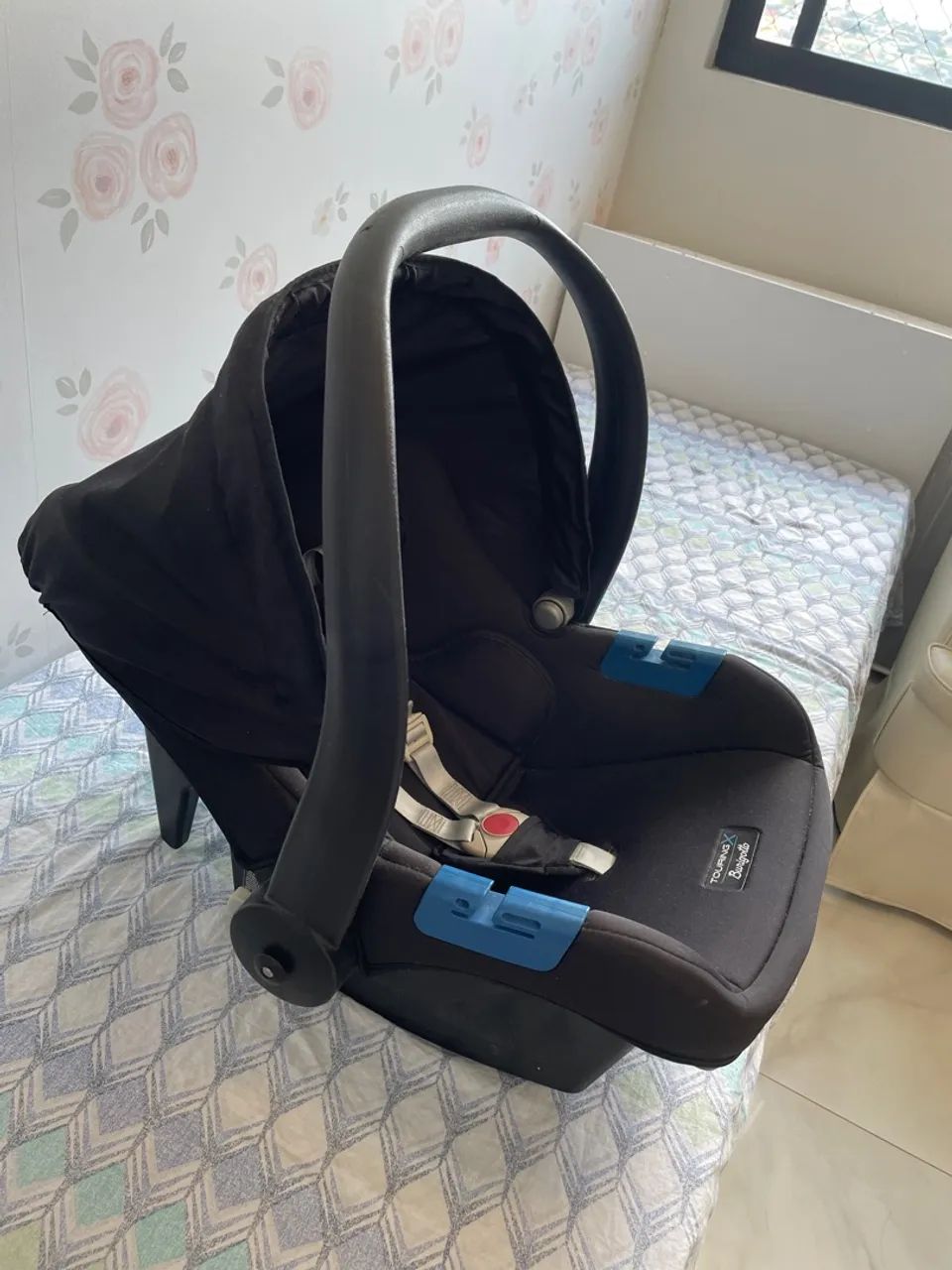 Carrinho de bebê com bebê conforto 