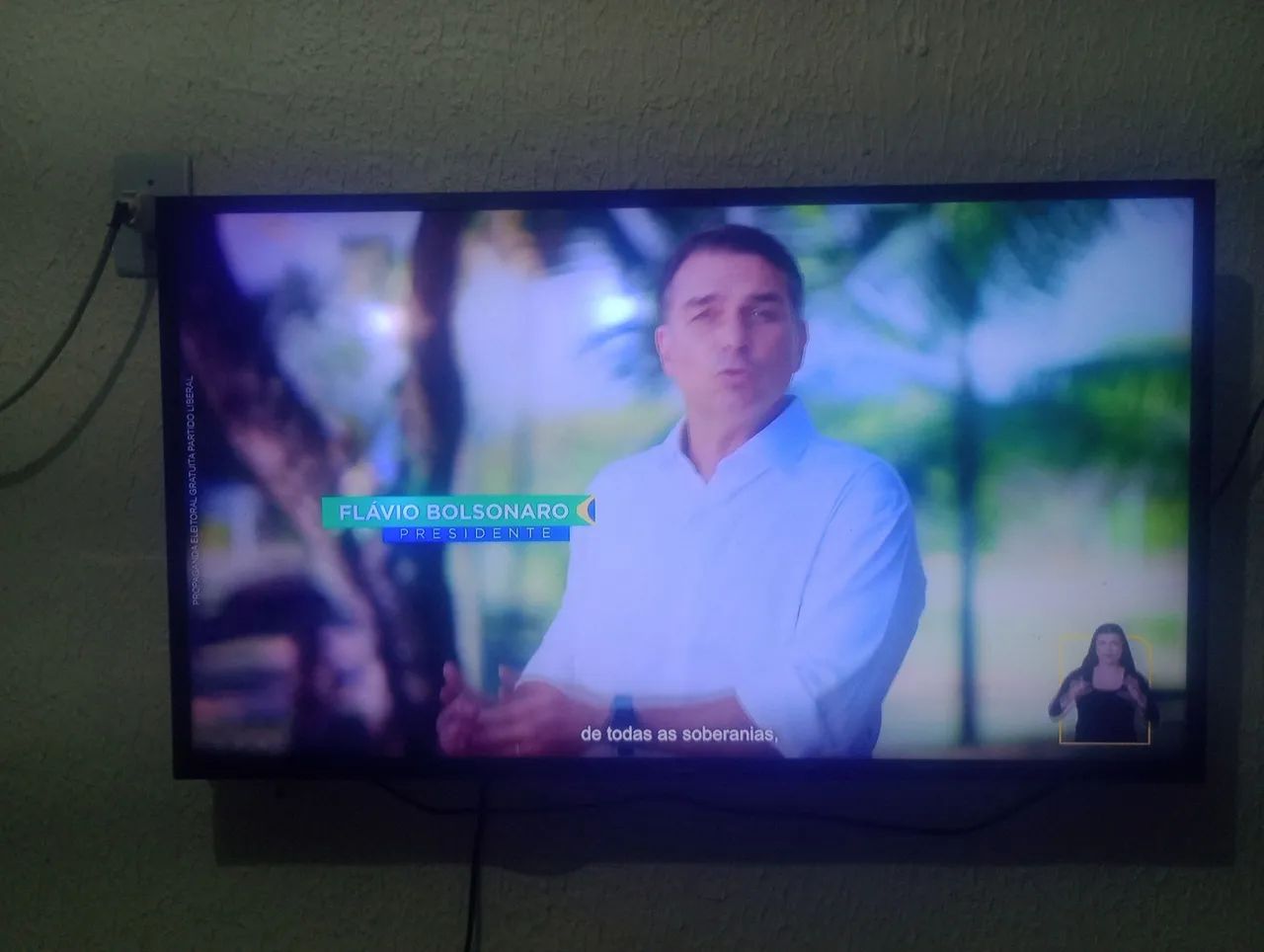 Tv Smart 42 polegadas, funciona perfeitamente, porém tem umas mancha na tela que não inter