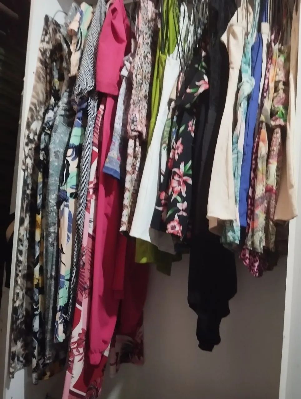 Lote de roupas femininas pra bazar ou brechór  - Foto 2