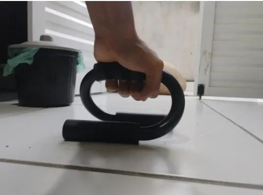 Kit Halteres Anilhas 24kg Com 2 Barras De 40cm Com Presilhas + Barra De Apoio Para Flexão - Foto 5