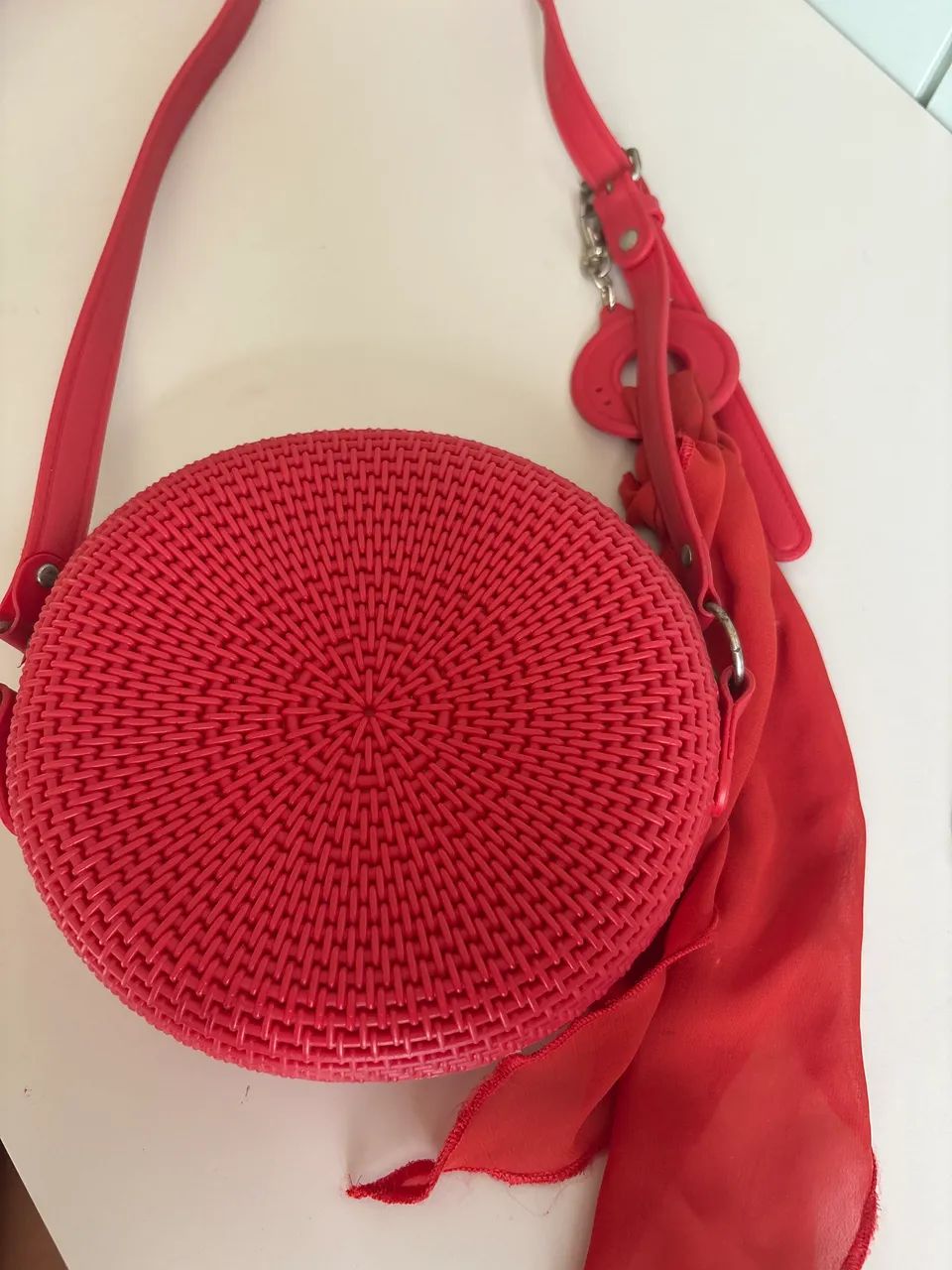 Bolsa vermelha em formato oval com aro 
