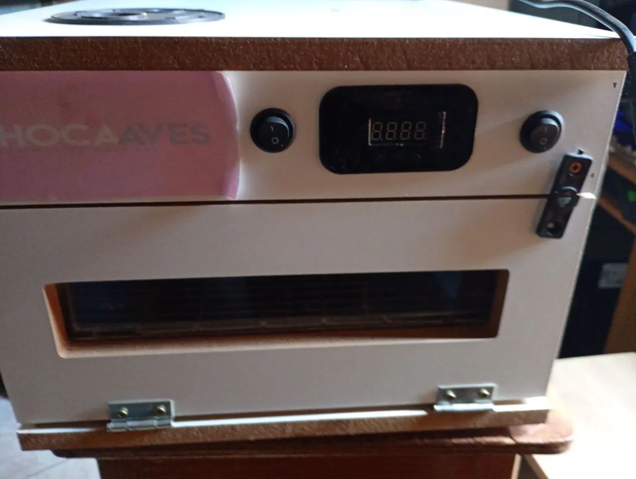 Chocadeira automática com ovoscópio ,para 70 ovos de codornas