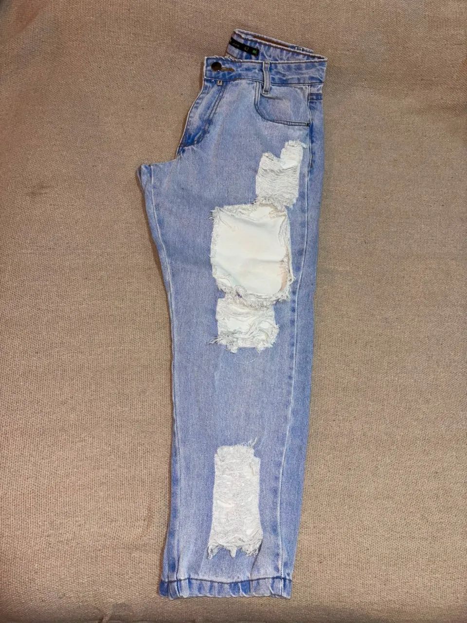 Calça jeans rasgada 