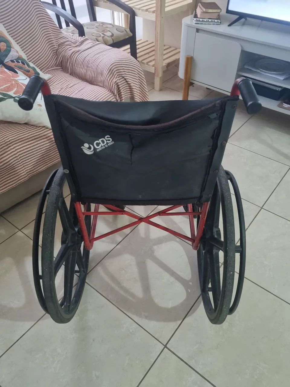 Cadeira de roda usada sim,  mas usável! - Foto 2