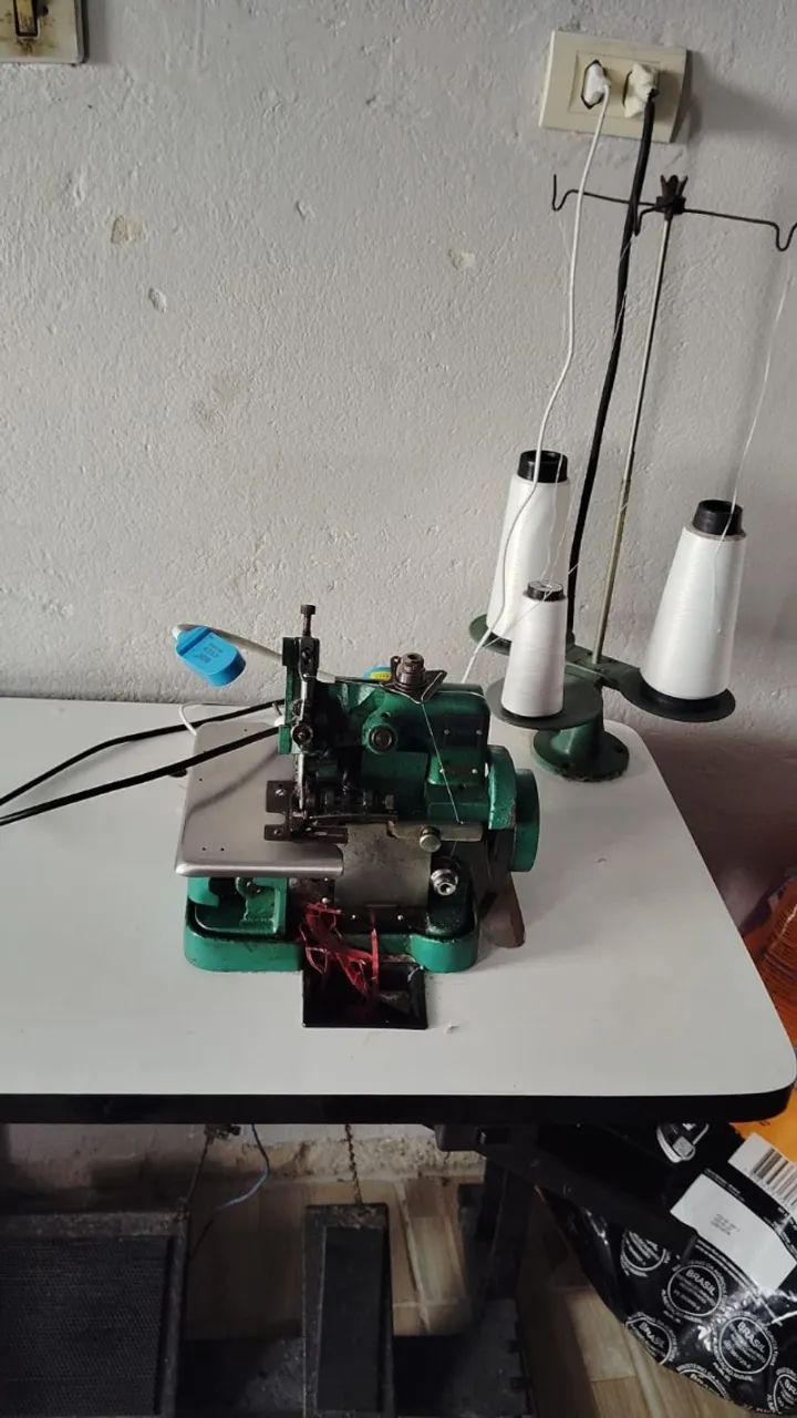 MAQUINA DE COSTUNA RETA OVERLOCK
