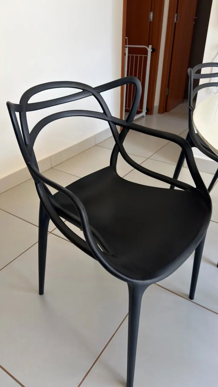 Vendo mesa com 4 cadeiras  - Foto 2