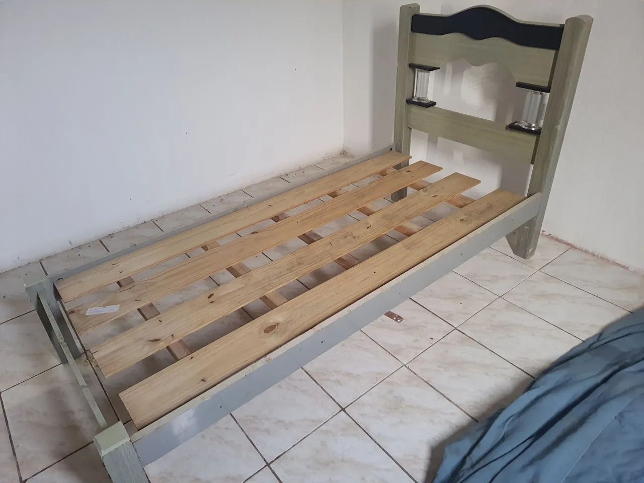 Vendo cama de solteiro com colchão 