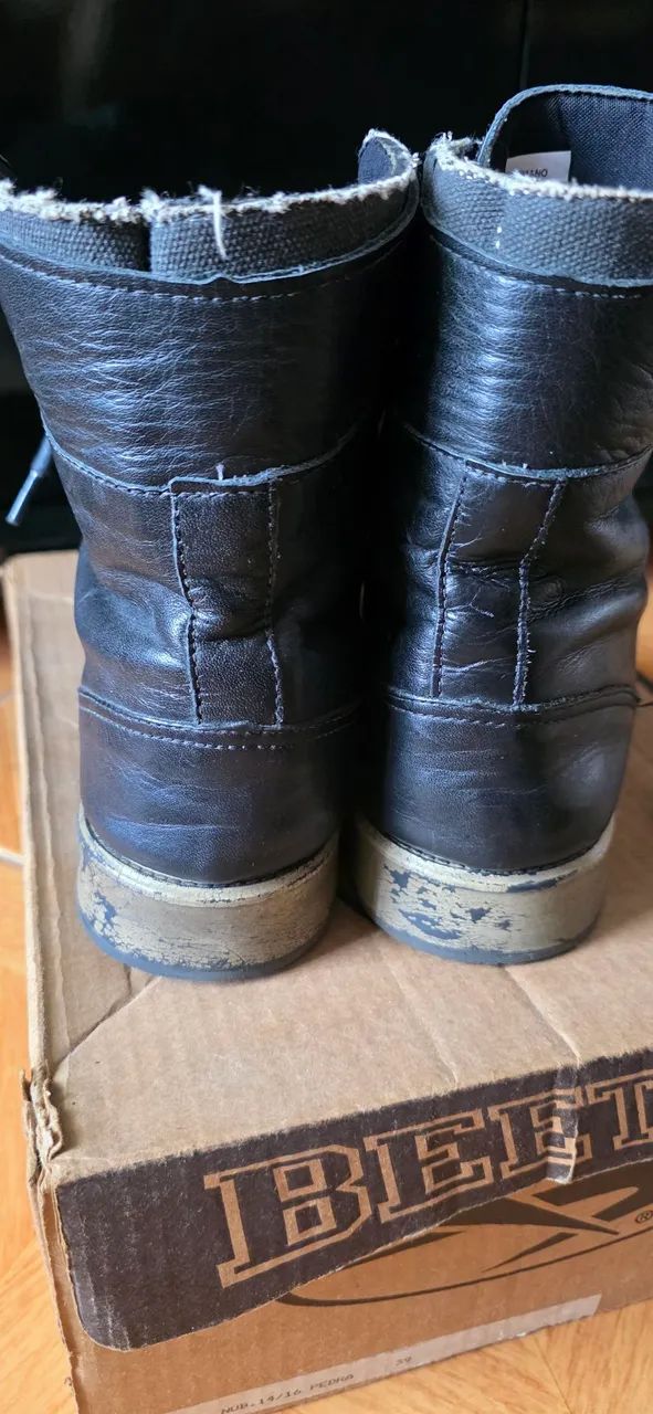 Bota em couro cano alto pouco usada 40 - Foto 2