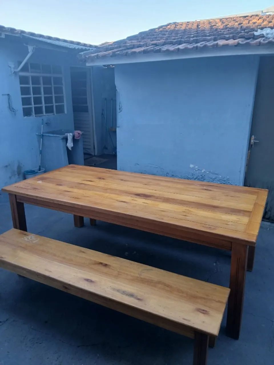 Mesa Rústica de Madeira Maciça 2,20m + 2 Bancos - Excelente Estado - Foto 4