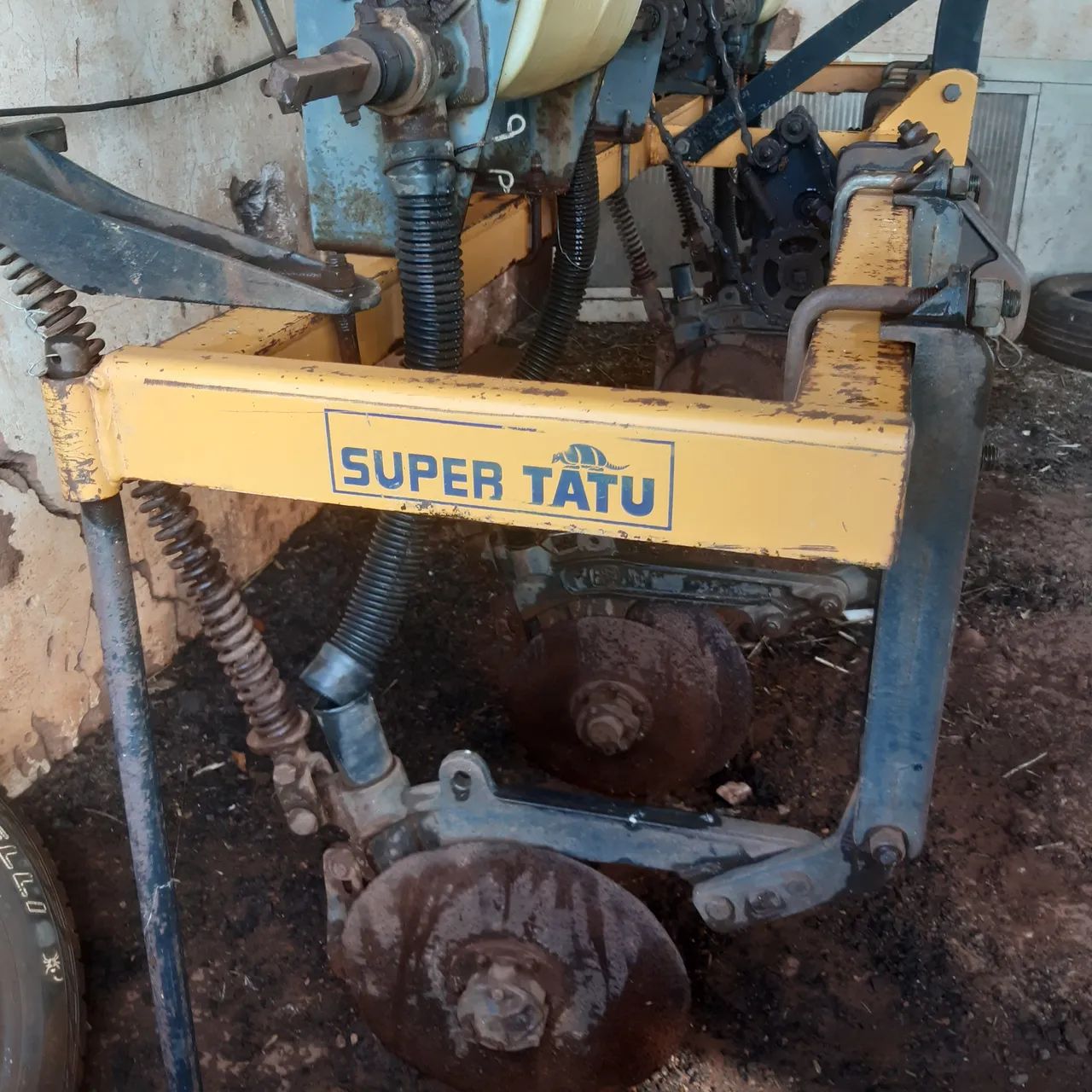 Cultivador adubador SUPER TATU  disco 