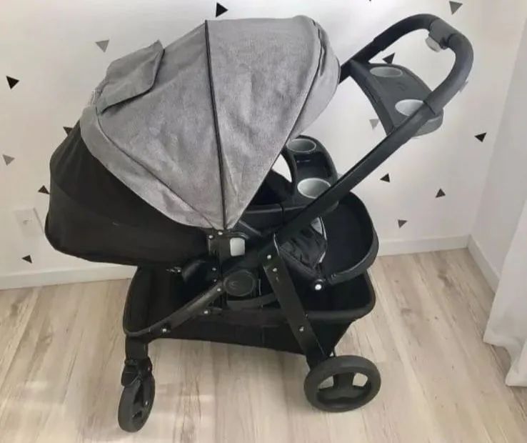 Carrinho de bebê com bebê conforto e base - Foto 2