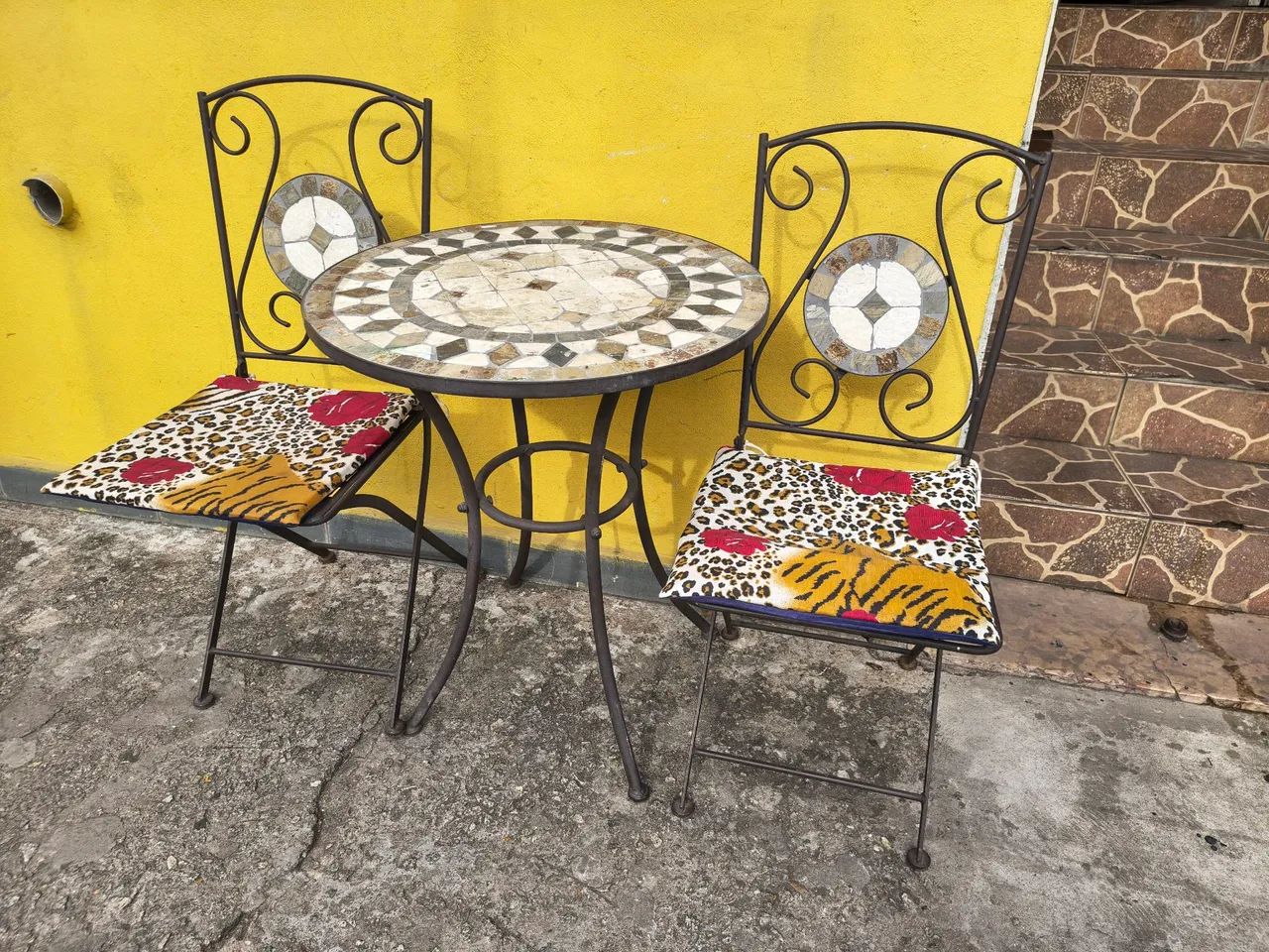 Mesa de jardim de ferro com 2 cadeiras dobráveis 