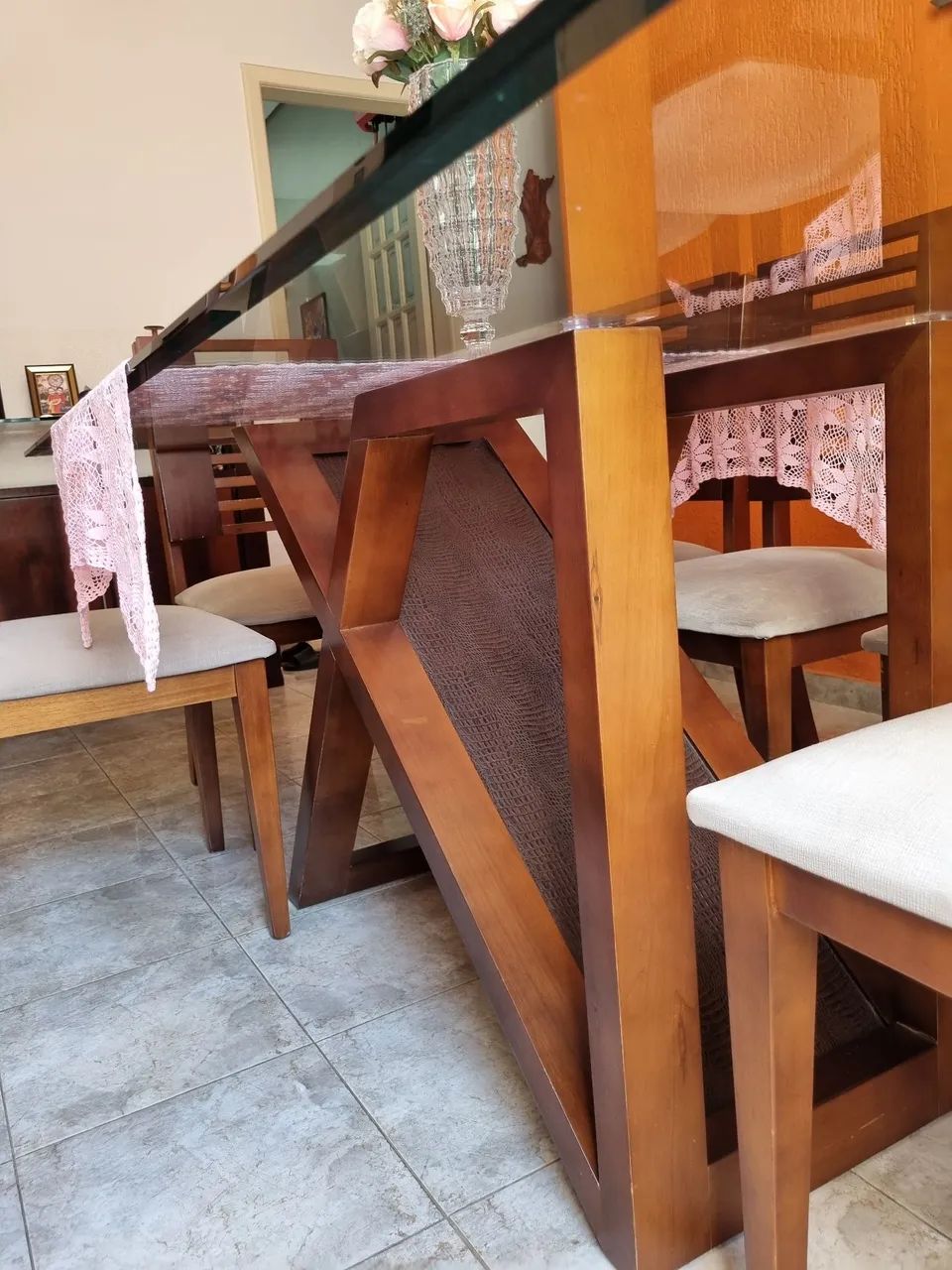 Mesa de vidro com pés de madeira - 8 lugares - Foto 2