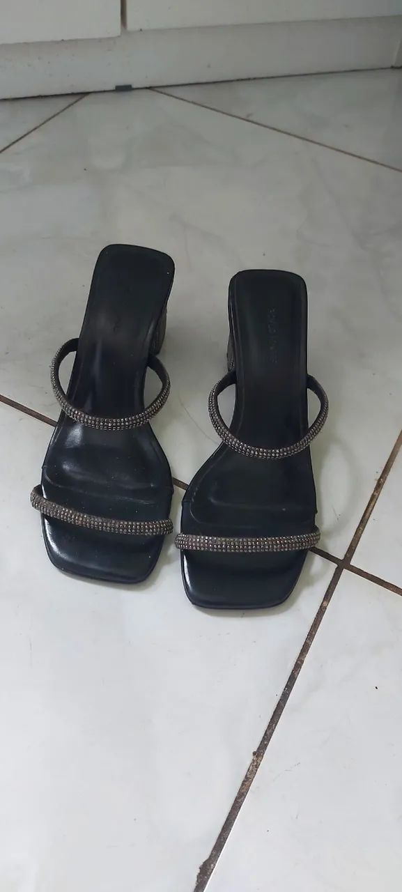 Lote de roupas e sapatos