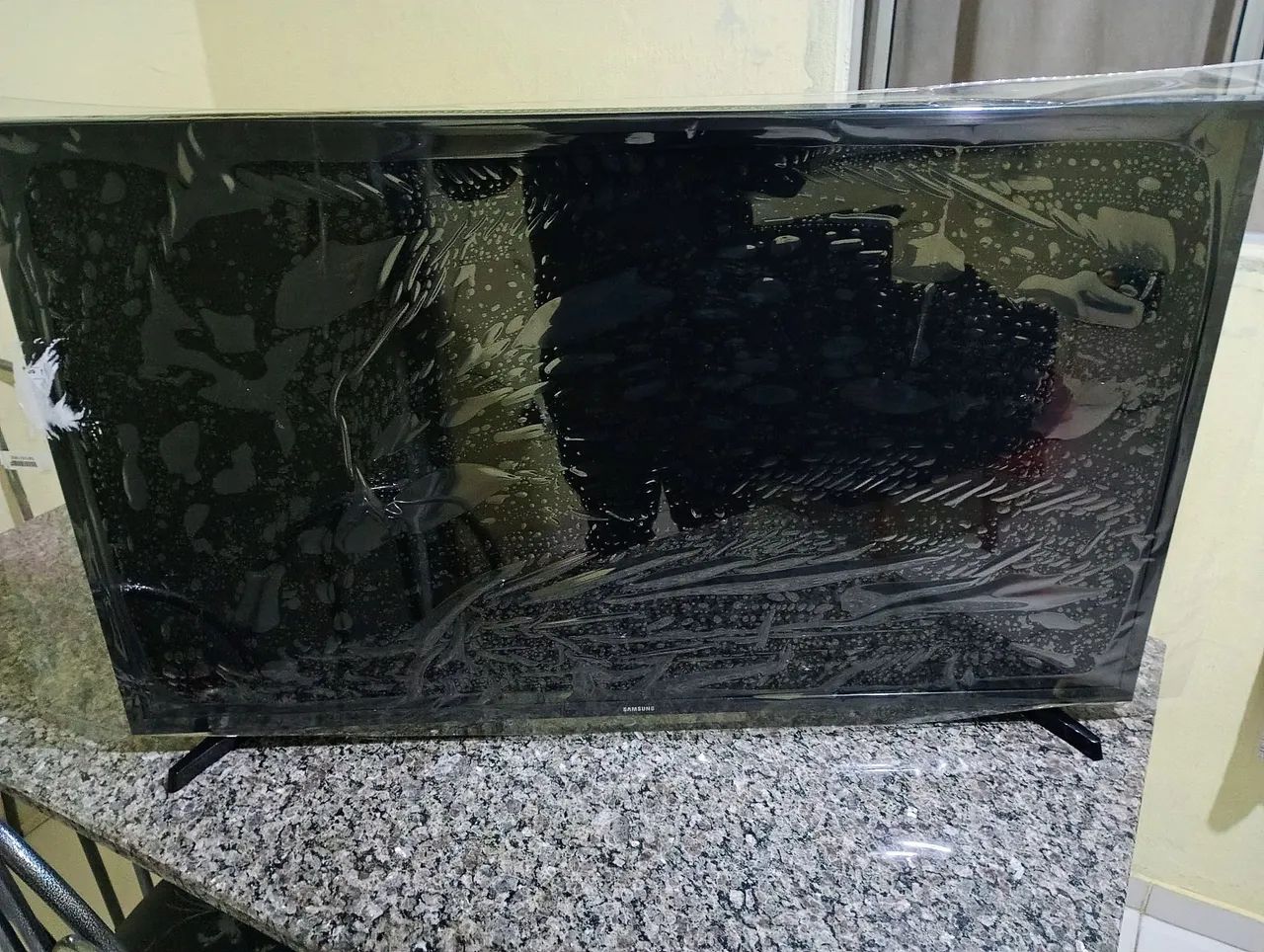 Tv smart 43 polegadas funcionando perfeitamente. Nunca foi aberta 