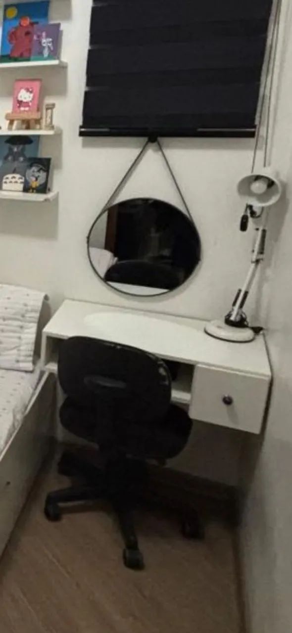 Escrivaninha,cadeira,espelho e luminária 
