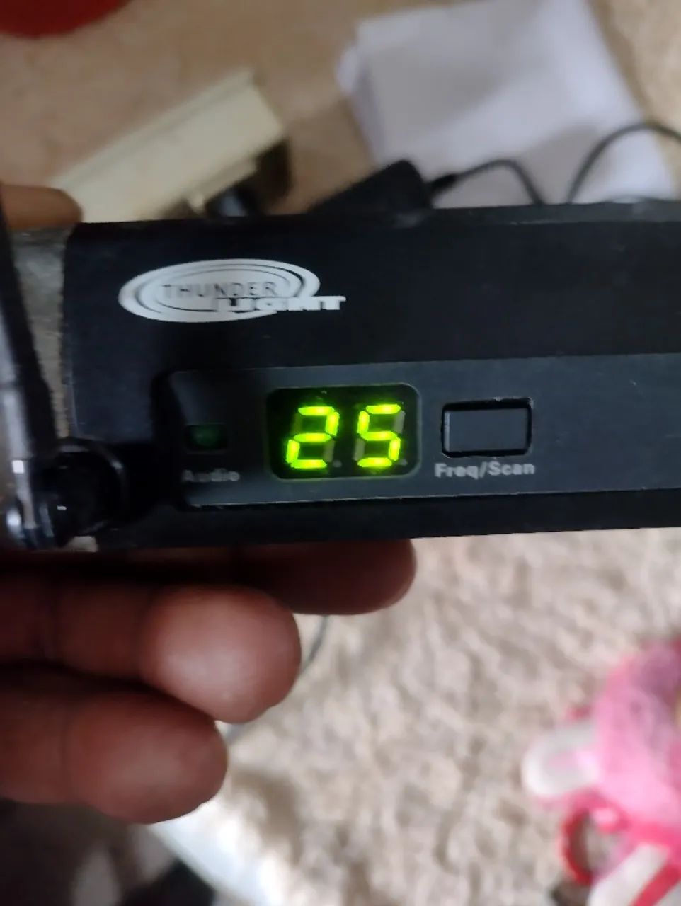 Vendo um microfone sem fio modelo TL4 Thunder Light - Foto 4