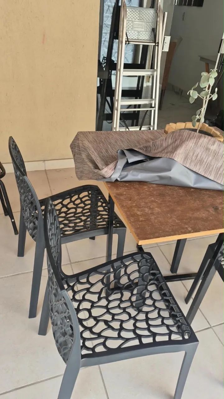 Mesa com cadeiras a venda