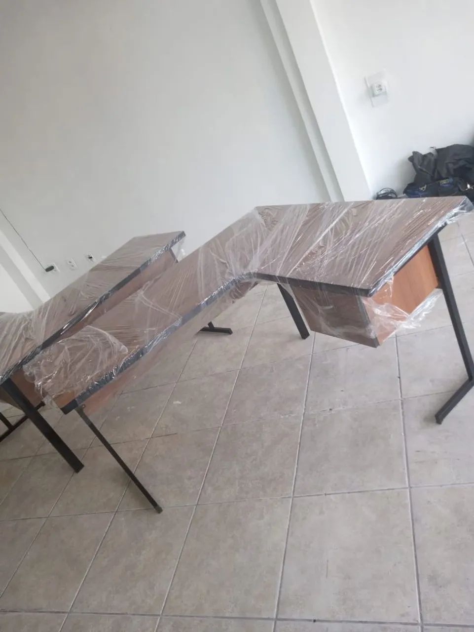 Mesa L perna de ferro com duas gavetas  - Foto 3