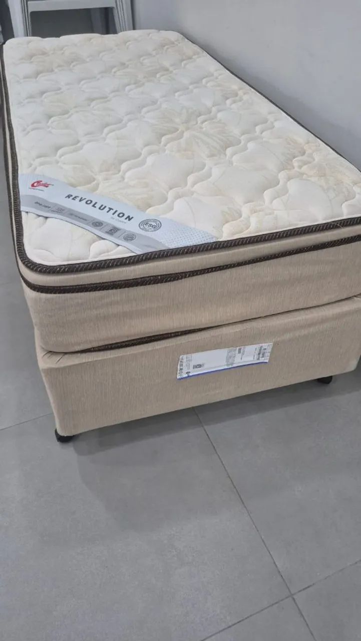Box com colchão de solteiro 