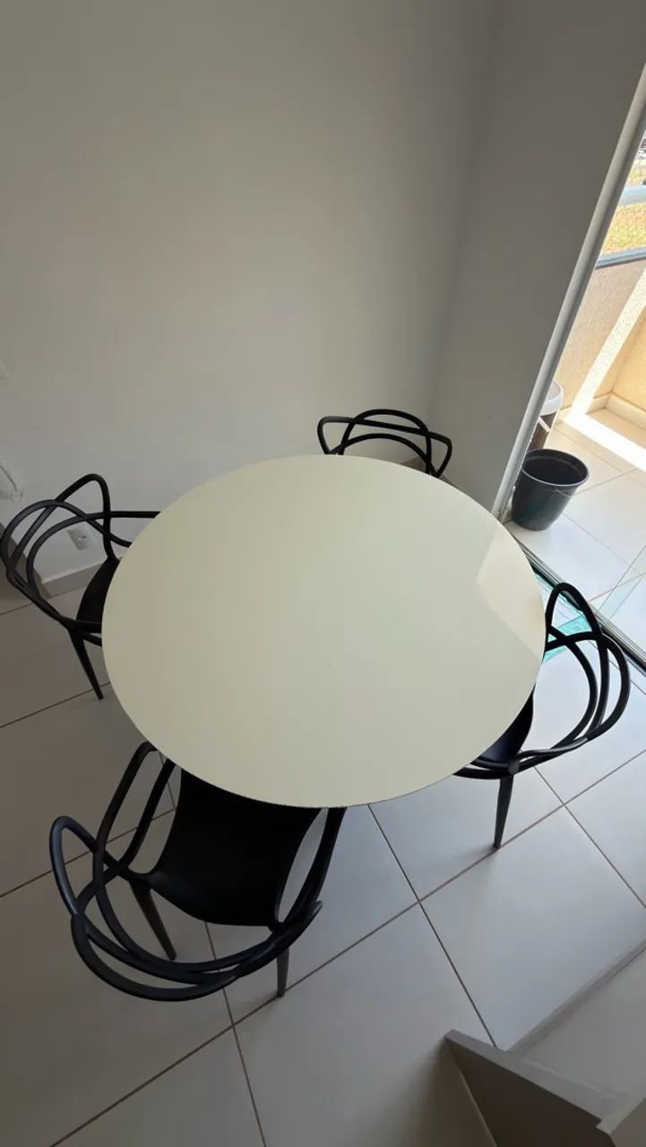 Vendo mesa com 4 cadeiras 