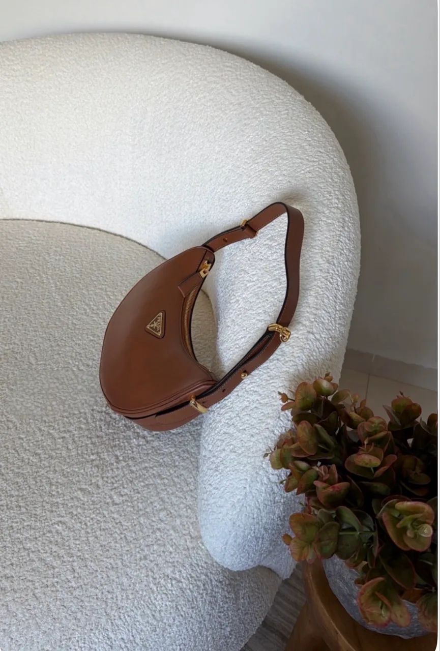 Bolsa em couro arque Prada marrom  - Foto 3