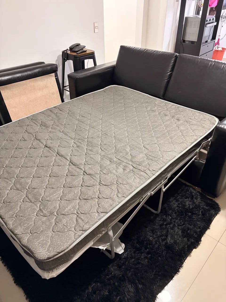 Sofá-cama 3 lugares em courino preto - Ótimo estado - Foto 5