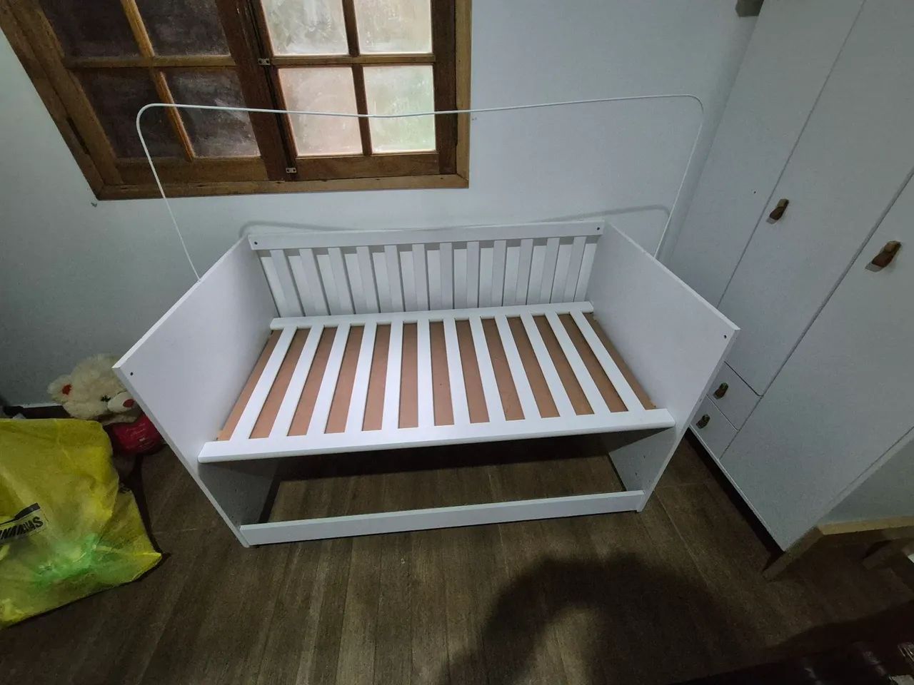 Berço de bebê, de madeira e armário para bebê  - Foto 3