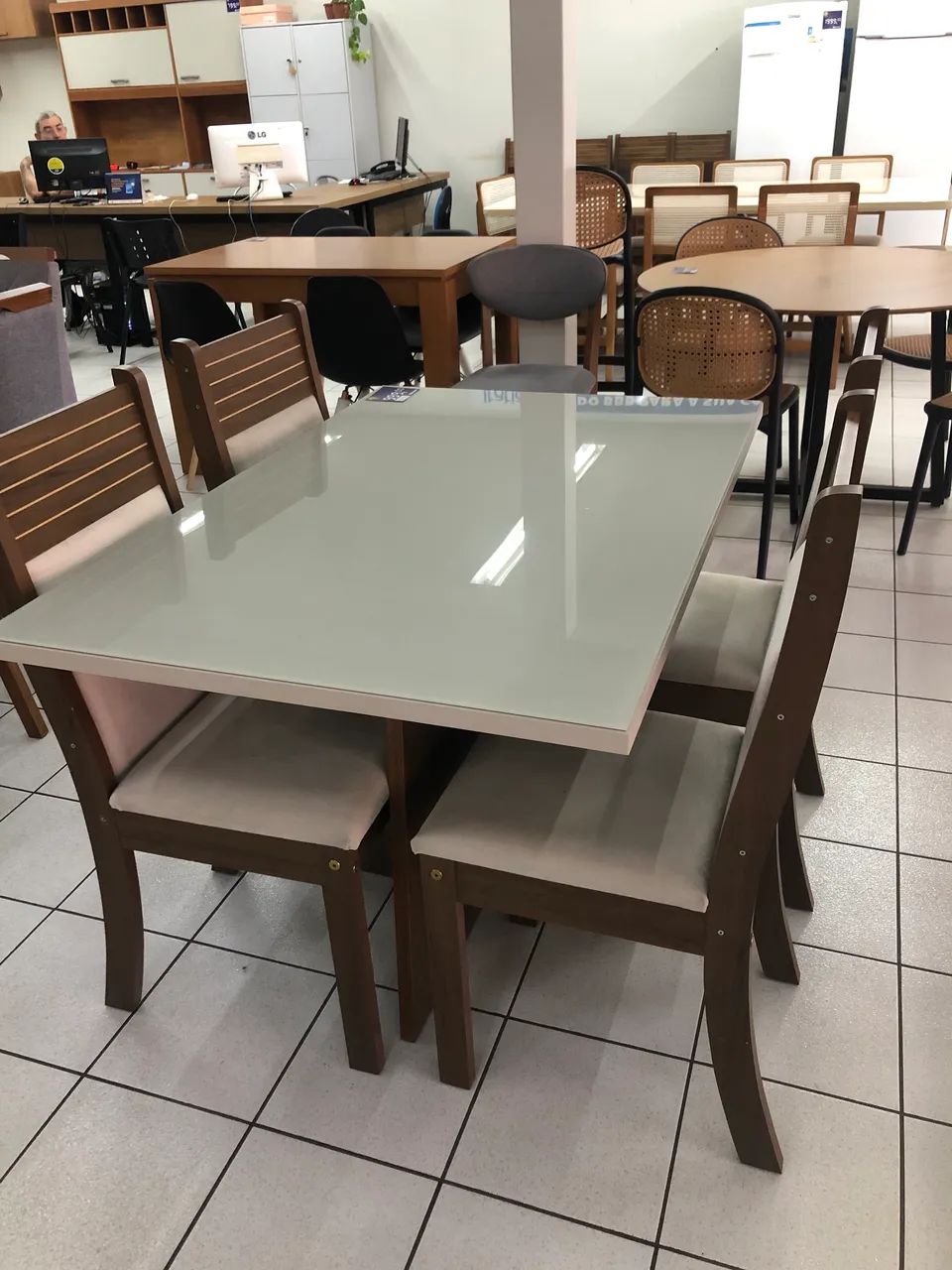Mesa com 4 cadeiras Nova 999,00