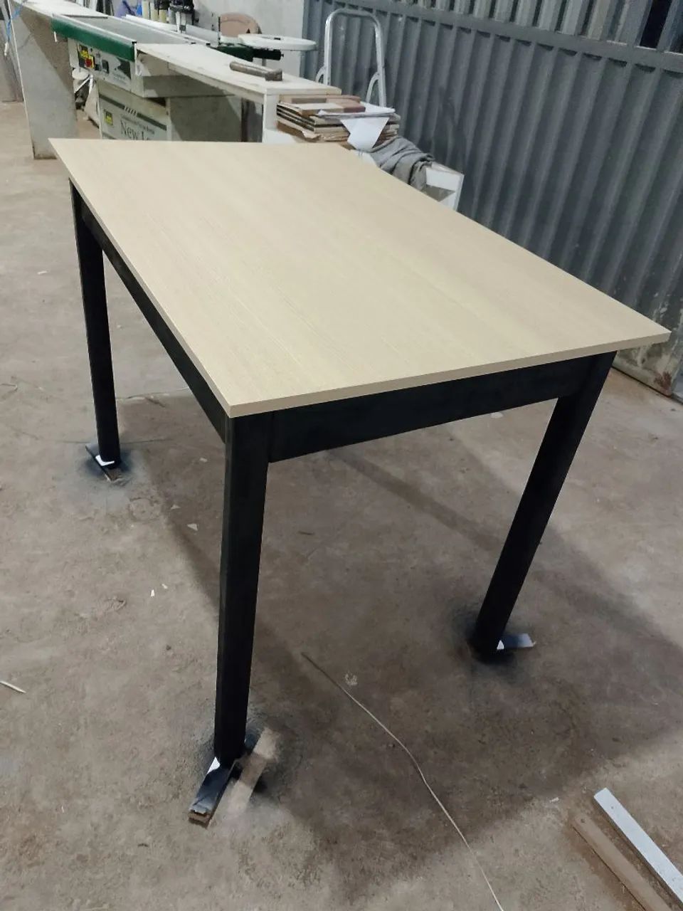 Mesa tampo em MDf com pé de madeira - Foto 2