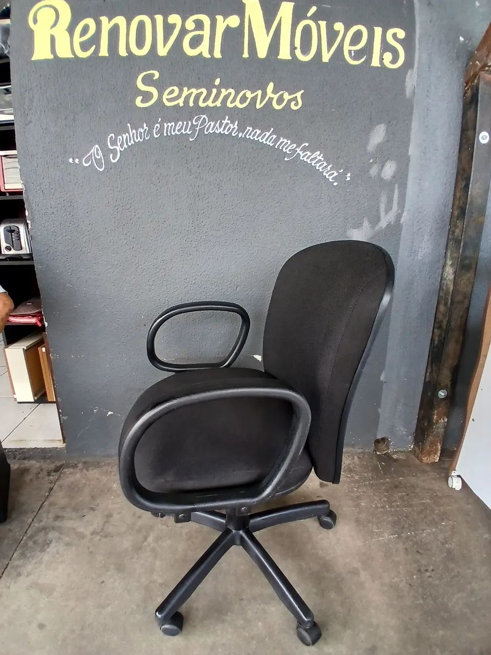 Cadeira giratória,hidráulica e reclinável,seminova.  - Foto 3