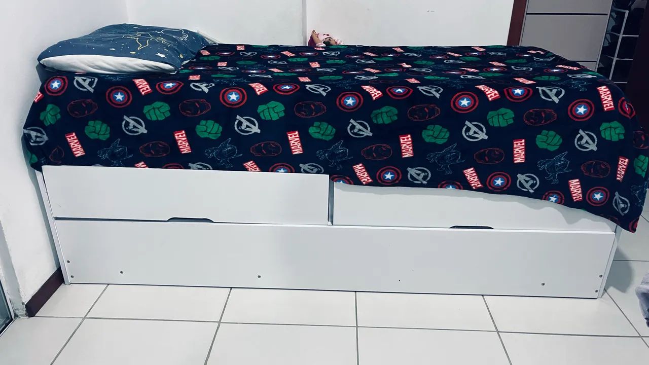 Vendo Cama de solteiro com duas gavetas e cama auxiliar 
