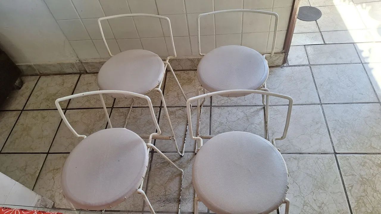 Mesa de jantar com 4 branquinhos  - Foto 5