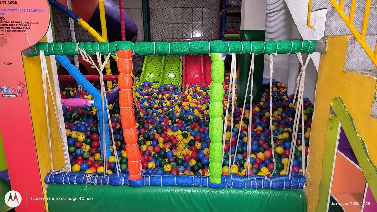Técnico de manutenção brinquedão kid play e brinquedos eletrônicos 