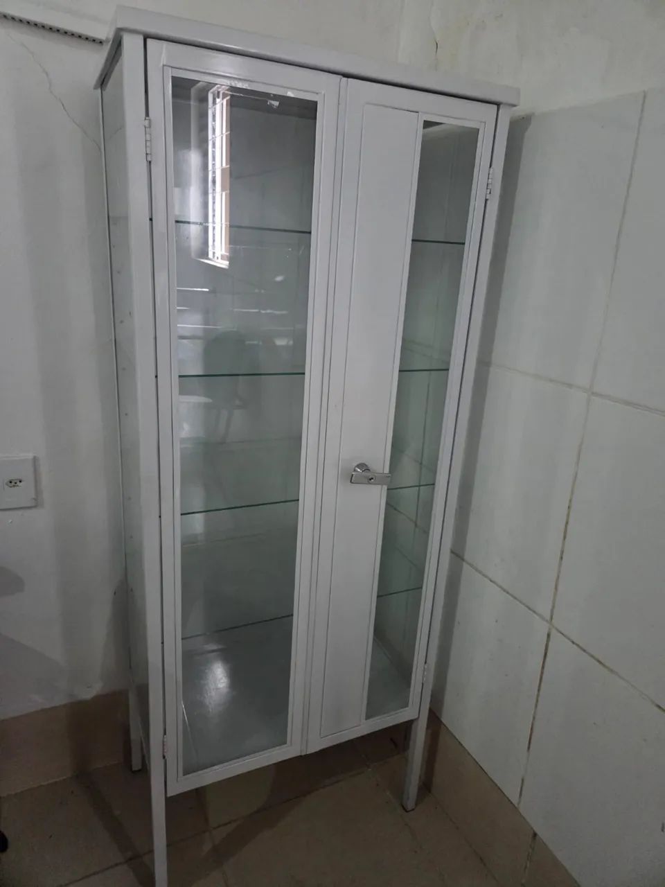 Armário vitrine de aço 