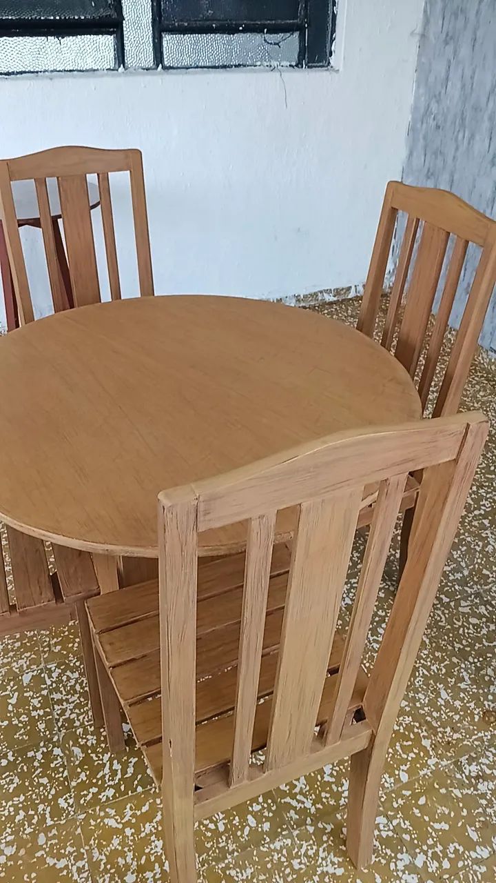 Conjunto de mesa e 04 cadeiras em madeira  - Foto 4