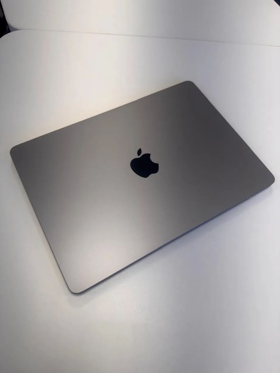 Apple MacBook Air 13,6