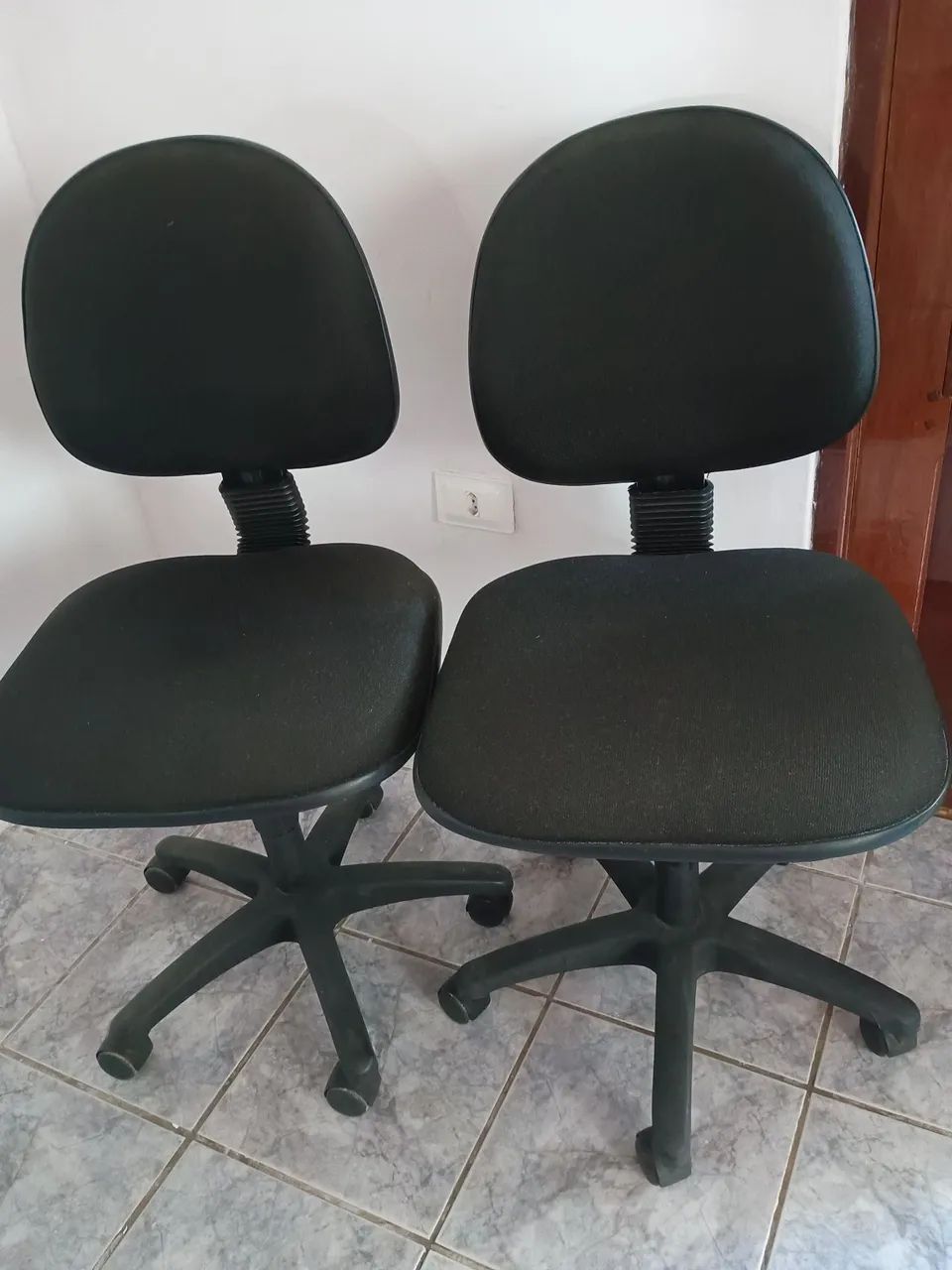 Vendo duas Cadeiras de secretária.  - Foto 2