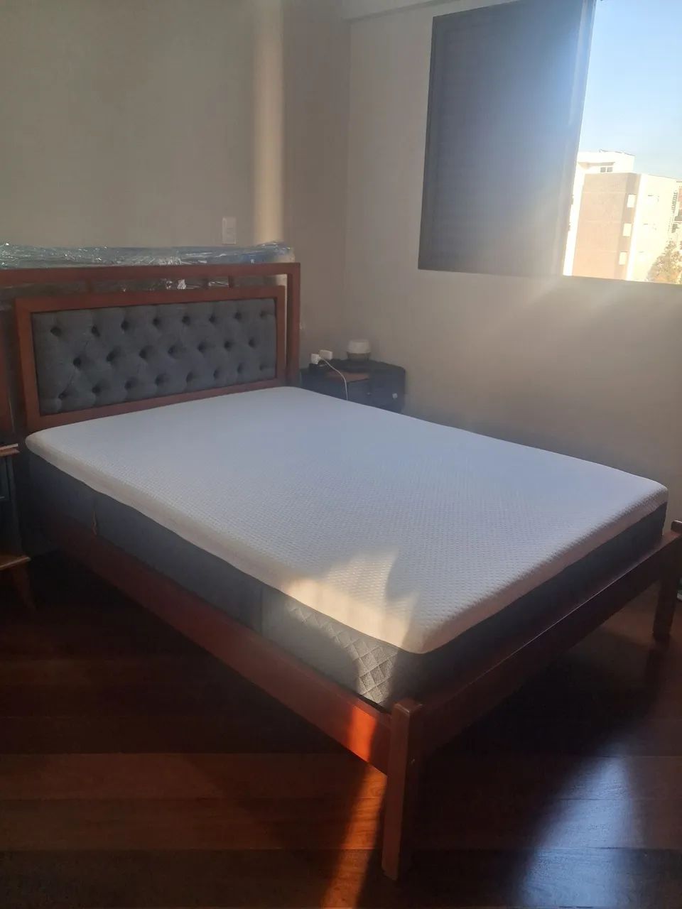 Cama de casal com colchão Emma e 2 mesas de cabeceira