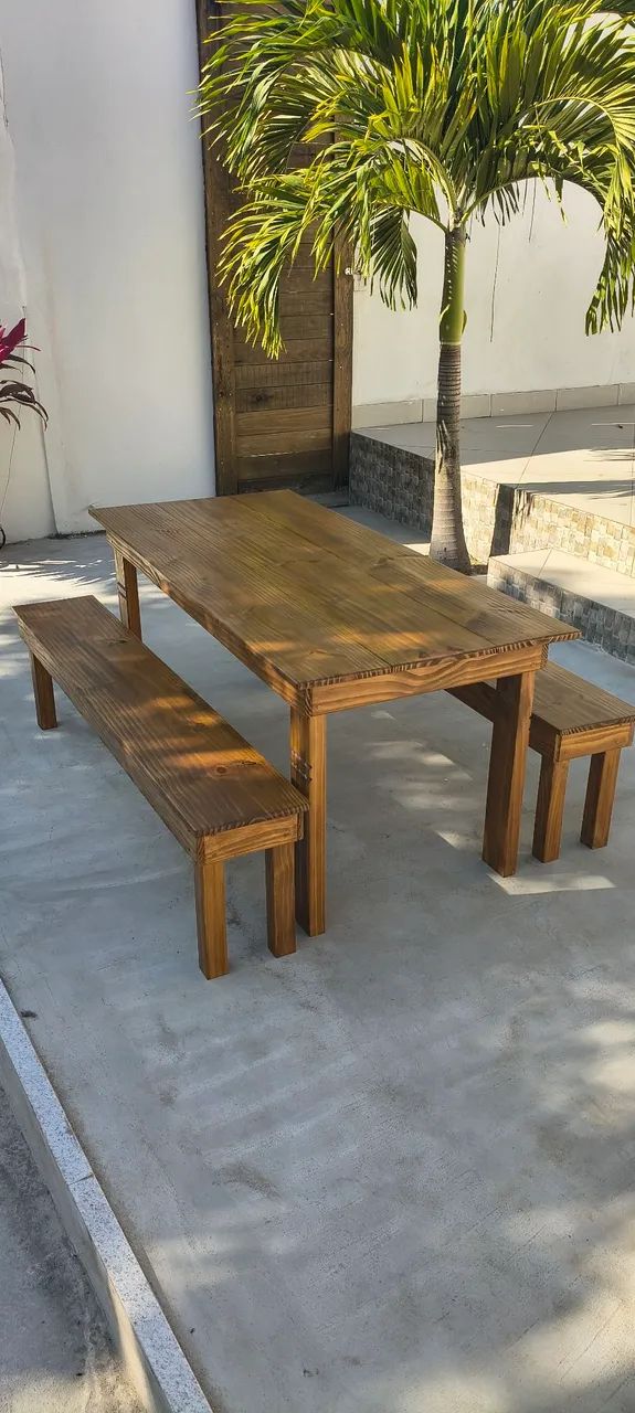 Vendo mesa+bancos de madeira maciça NOVA - Foto 3