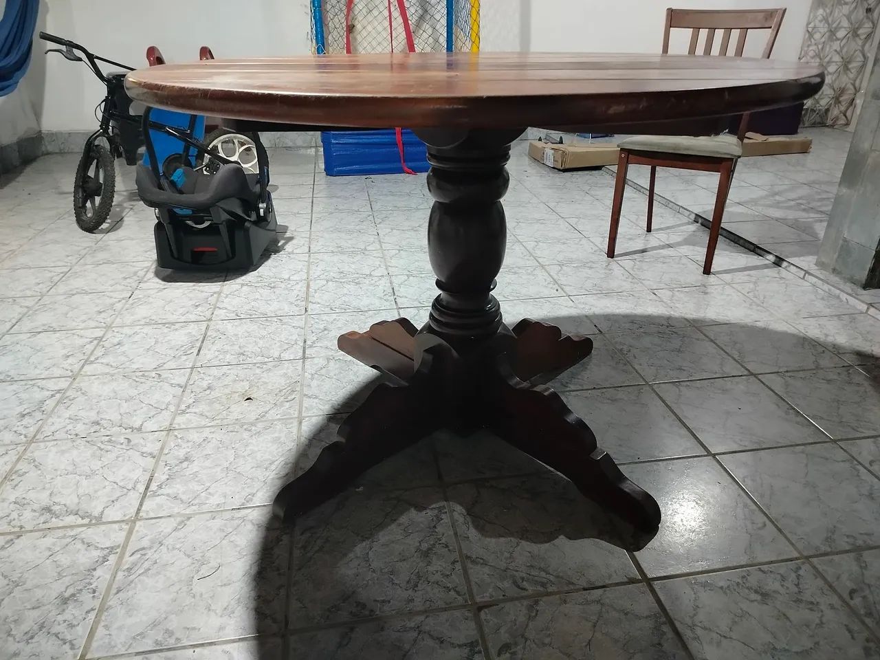 Mesa redonda de madeira 1,1565153864594179125