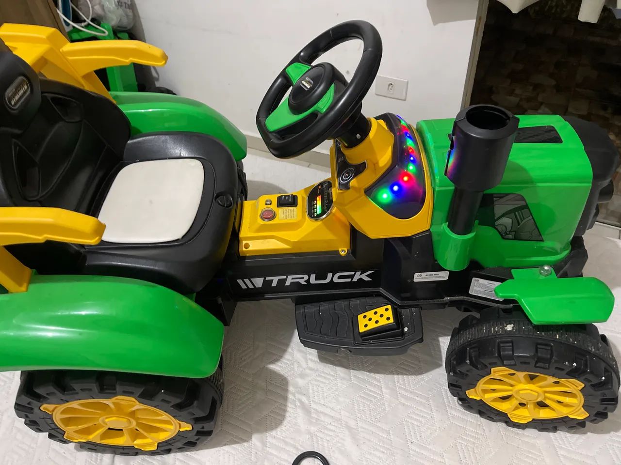Trator elétrico com caçamba 